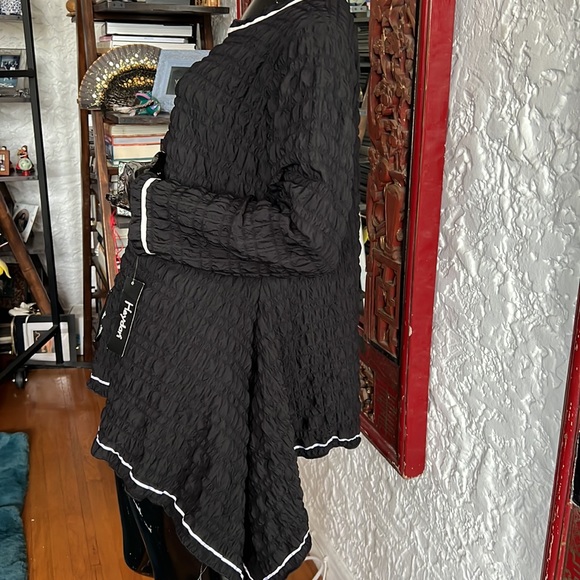 Asymmetrical black tunic with white trim - Picture 5 of 6